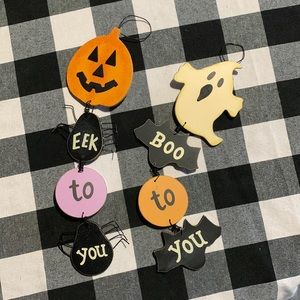 Super cute hanging Halloween decor (Set of 2) EUC!
